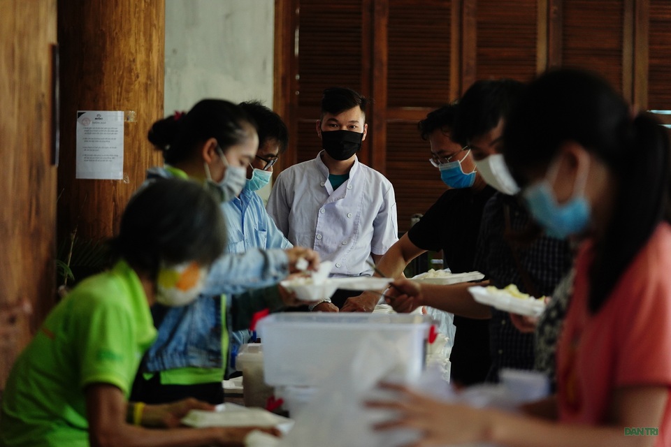 Ấm lòng quán cơm dã chiến giữa thời dịch Covid-19 - 5