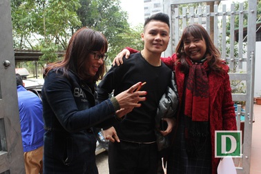 Tiền vệ Quang Hải âm thầm đi taxi về thăm người thân