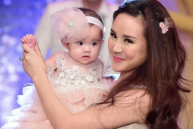 Vy Oanh bất ngờ mang con gái 5 tháng tuổi lên sân khấu
