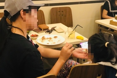 Khi cha mẹ lười, “gửi” con cho... game