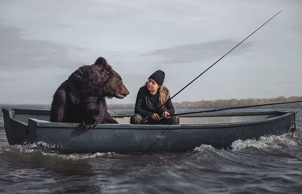 Cô gái Nga đưa gấu khủng đi câu cá - 1 Cô gái Nga đưa gấu khủng đi câu cá - 1