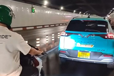Xôn xao clip taxi công nghệ đi vào làn xe máy trong hầm Thủ Thiêm