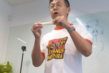 Thua cá cược, chính trị gia dùng "bàn tọa" bẻ gãy 53 chiếc đũa