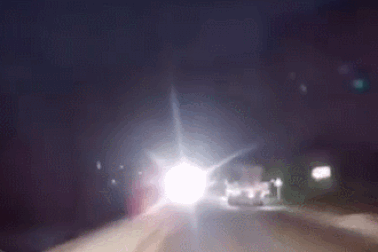 Nổi bật tuần qua: Dùng đèn pha sai cách suýt gây tai họa cho người đi đường