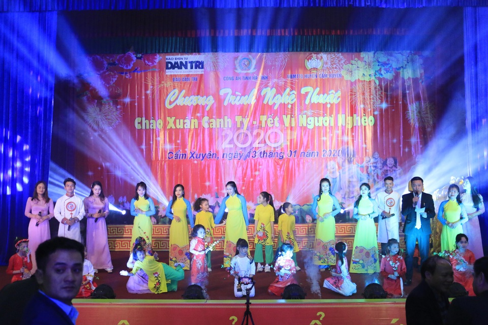 Ấm tình Xuân đêm giao lưu ủng hộ dân nghèo Hà Tĩnh đón Tết - 13 Ấm tình Xuân đêm giao lưu ủng hộ dân nghèo Hà Tĩnh đón Tết - 13