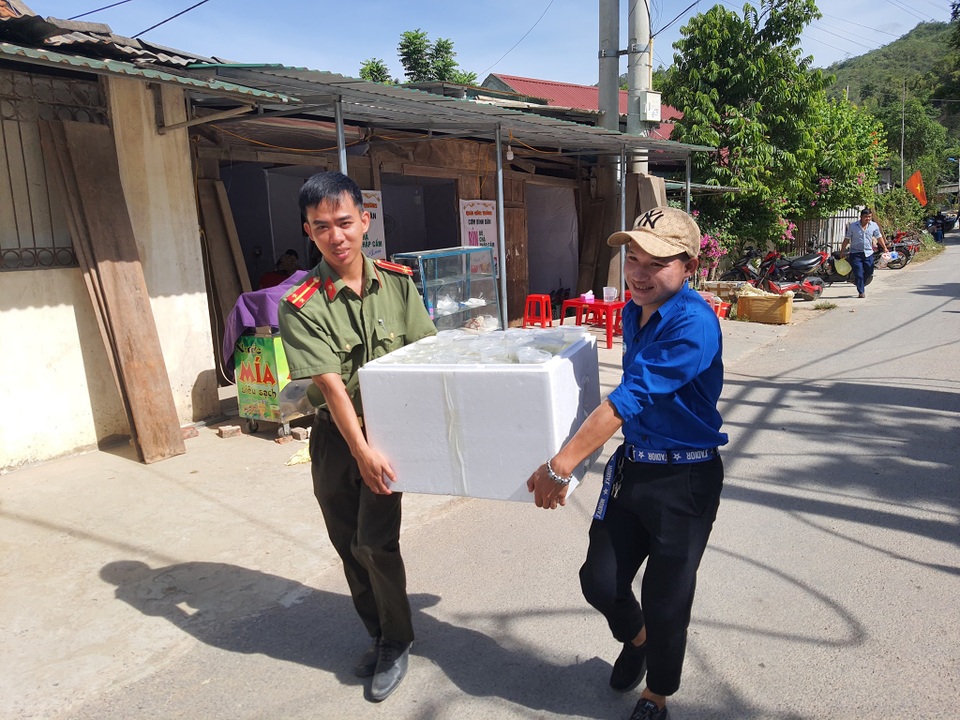 Nghệ An: Những suất cơm ấm lòng sỹ tử vùng cao - 2 Nghệ An: Những suất cơm ấm lòng sỹ tử vùng cao - 2