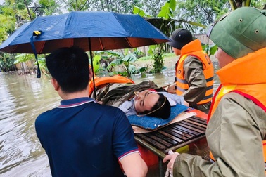 Cảnh sát vượt lũ đưa người bệnh bị liệt bẩm sinh đi cấp cứu