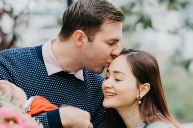 Lan Phương được chồng ngoại quốc hôn đắm đuối khi đi chợ Việt sắm Tết Tây