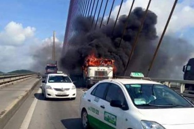 Xe container bốc cháy ngùn ngụt trên cầu Bãi Cháy