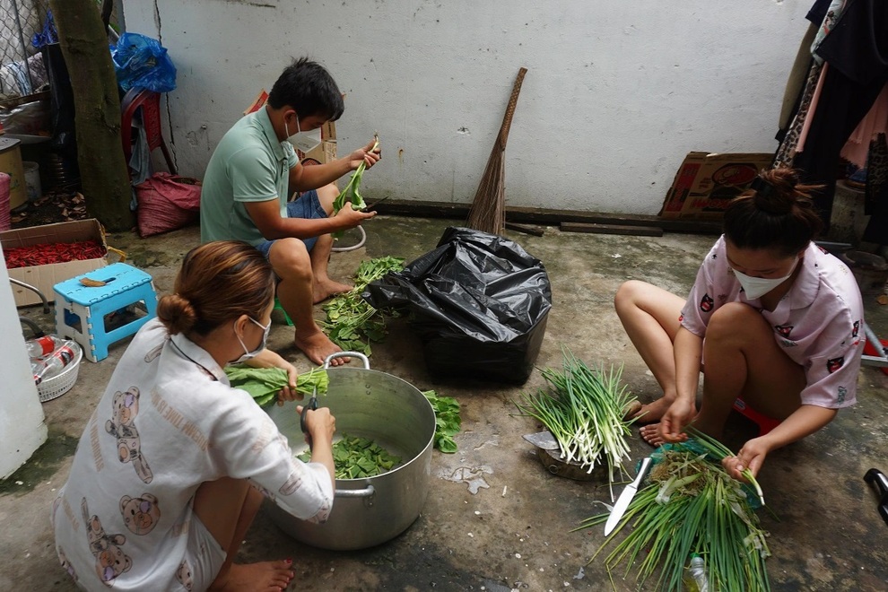 Vợ chồng 9X mỗi ngày nấu hơn trăm suất cơm miễn phí cho người vô gia cư - 1 Vợ chồng 9X mỗi ngày nấu hơn trăm suất cơm miễn phí cho người vô gia cư - 1