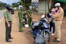 Bị nhắc đeo khẩu trang, người đàn ông đấm vào mặt cán bộ chống dịch