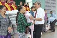 Trao 5 tỷ đồng và 25 tấn gạo cho ngư dân có cá chết bất thường