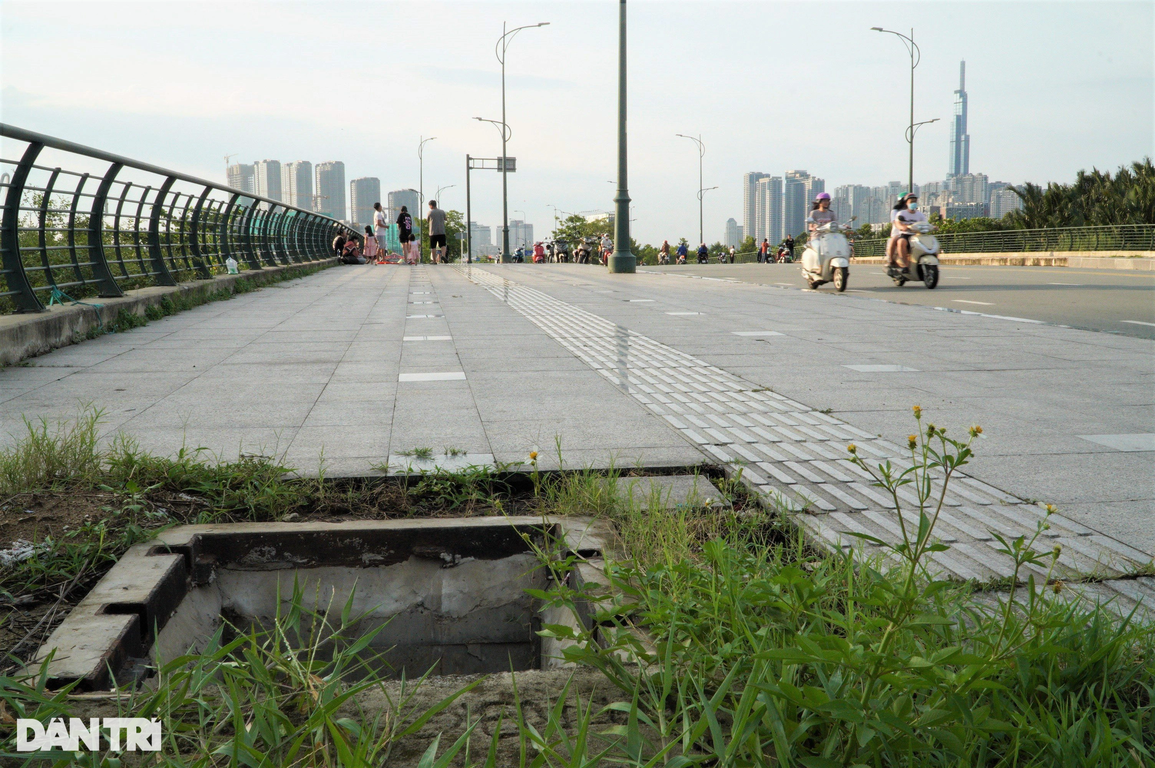 Gần chục nắp cống bị mất ở khu Thủ Thiêm, rình rập nuốt chửng người dân - 1 Gần chục nắp cống bị mất ở khu Thủ Thiêm, rình rập nuốt chửng người dân - 1