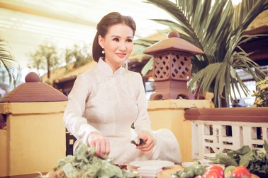 Hoa hậu Sương Đặng đóng xẩm, quảng bá 4 món ăn nổi tiếng của Hà Thành