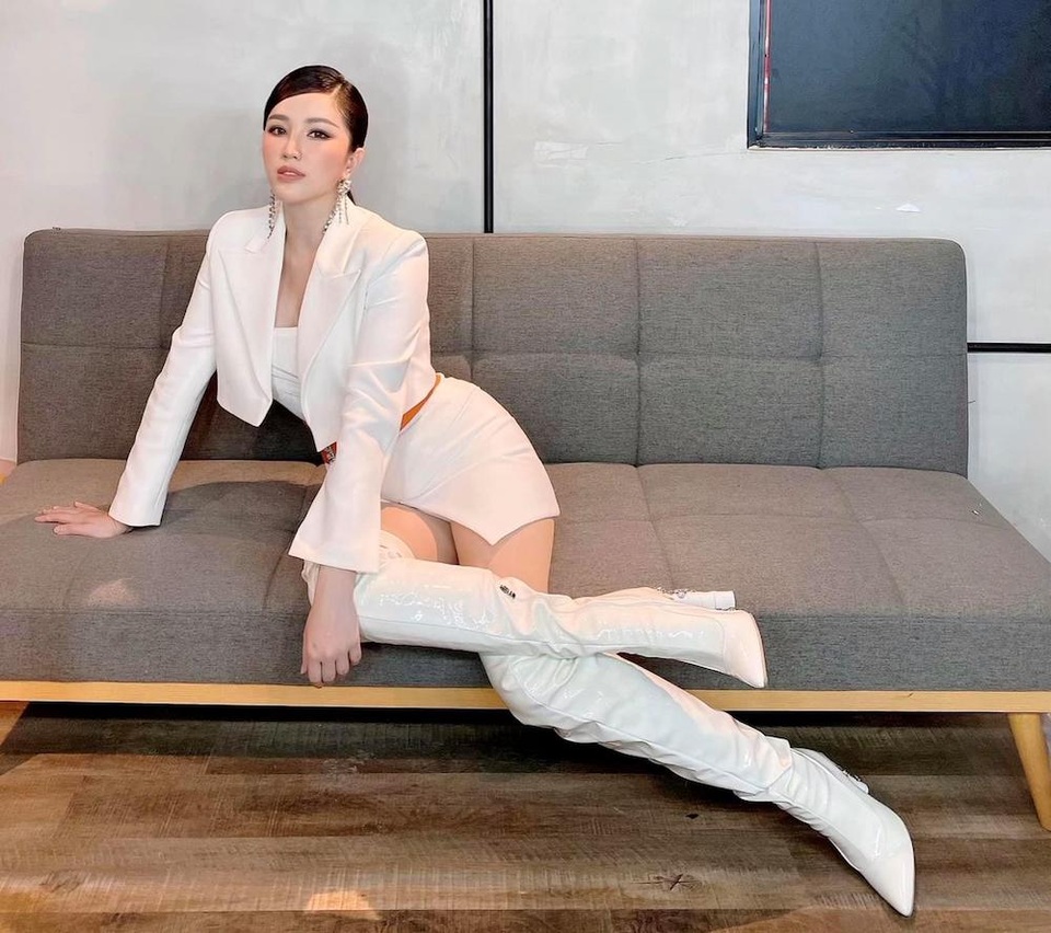 Minh Hằng khoe vai trần nuột nà trên biển - 12 Minh Hằng khoe vai trần nuột nà trên biển - 12