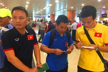 Đặt chân tới Yangon, đội tuyển Việt Nam ra sân tập ngay