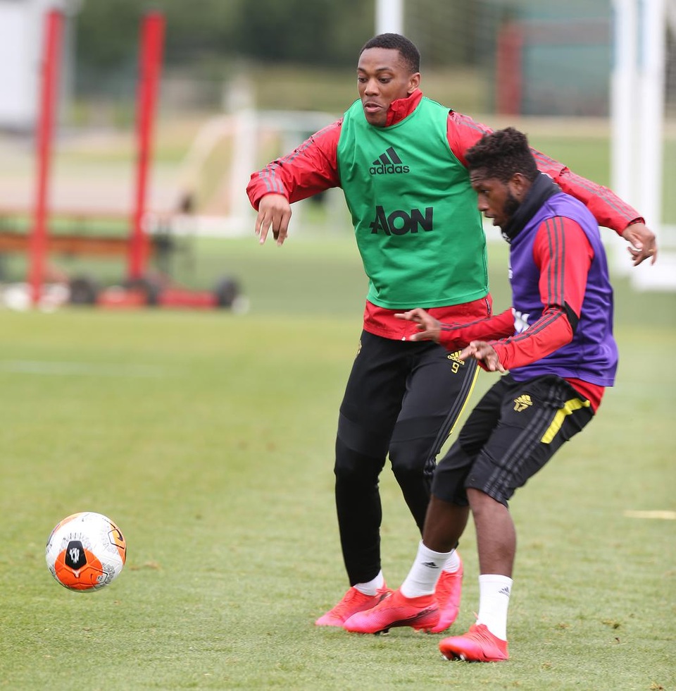 Pogba, Fernandes vui vẻ trong buổi tập toàn đội Man Utd - 18 Pogba, Fernandes vui vẻ trong buổi tập toàn đội Man Utd - 18