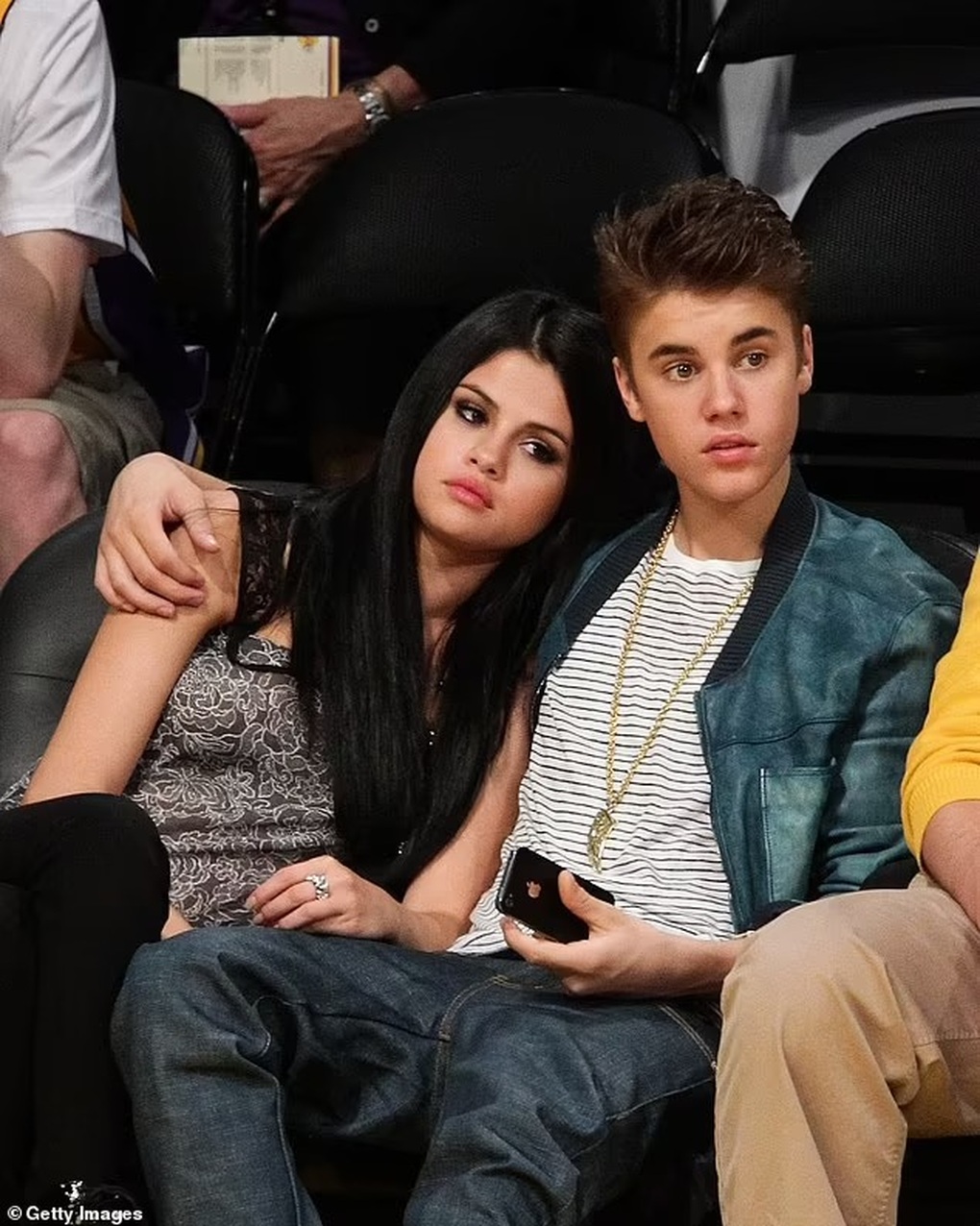 Hailey Bieber khẳng định không cướp Justin Bieber từ tay Selena Gomez - 1 Hailey Bieber khẳng định không cướp Justin Bieber từ tay Selena Gomez - 1