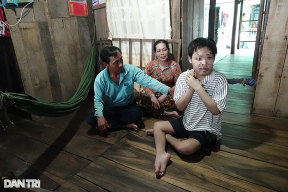 “Phá sản” vì con mắc bại não, gia đình nghèo bần cùng trong căn nhà chờ sập