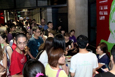 Khán giả xếp hàng dài đến rạp xem phim Ý