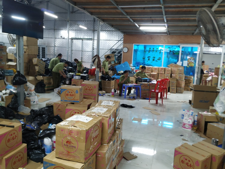 Nóng: Ập vào kho hàng giả, nhái khủng nhất từ trước đến nay ở Ninh Bình - 3 Nóng: Ập vào kho hàng giả, nhái khủng nhất từ trước đến nay ở Ninh Bình - 3