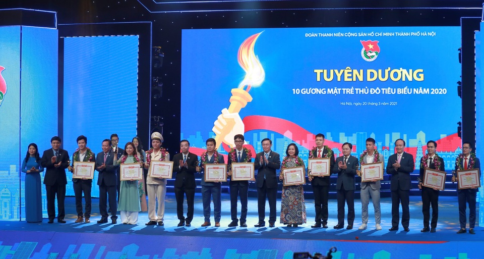 Tuyển thủ Hùng Dũng được trao giải Gương mặt trẻ Thủ đô tiêu biểu 2020 - 3 Tuyển thủ Hùng Dũng được trao giải Gương mặt trẻ Thủ đô tiêu biểu 2020 - 3