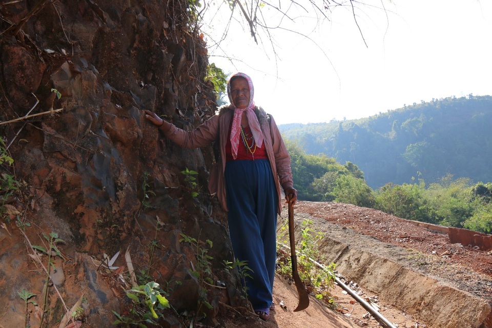 Thót tim cảnh người dân dìu nhau, dò lối đi trên con đường chục tỷ - 4