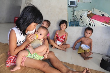 Thương 5 đứa trẻ sống lay lắt, đói khát sau ngày bố gặp nạn nguy kịch