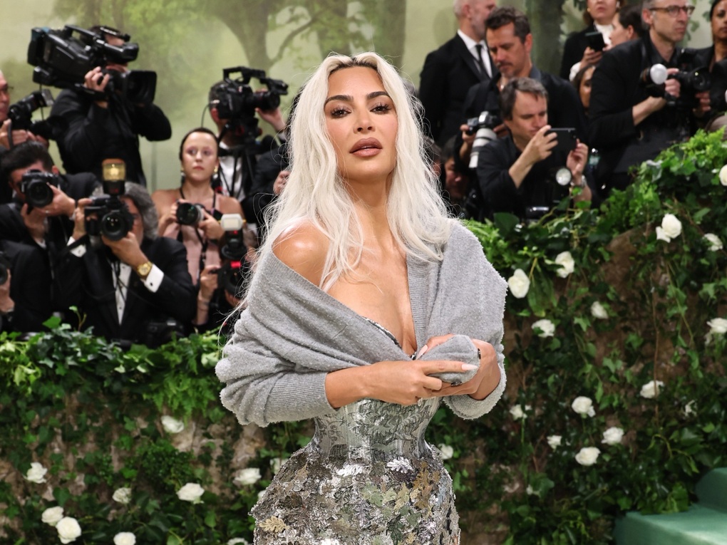 Why was Kim Kardashian criticized for overdoing things at the wedding of the Asian billionaire's son? - 5