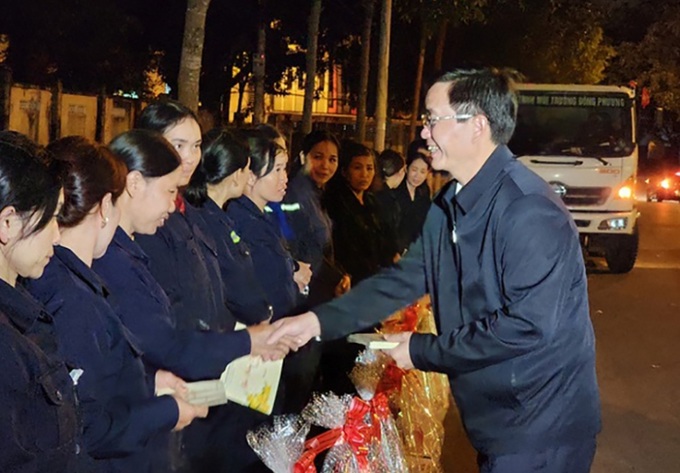 Bí thư Tỉnh ủy Đắk Lắk Nguyễn Đình Trung đã xuống đường thăm hỏi, động viên và lì xì cho các công nhân vệ sinh môi trường 