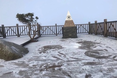 Đêm nay lạnh dưới 0 độ C, dự báo đỉnh Fansipan Sa Pa phủ trắng sương muối