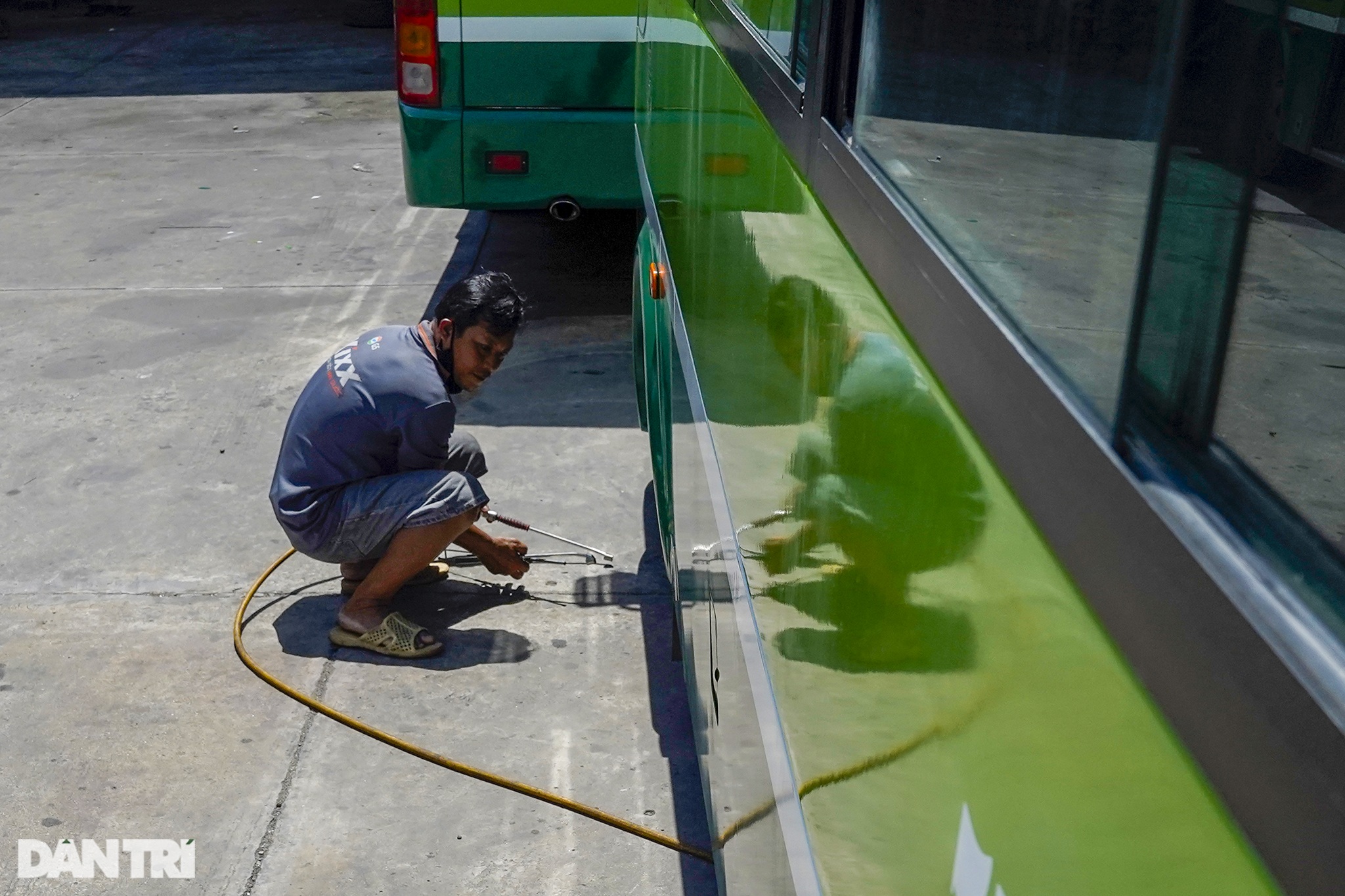 Tài xế xe buýt ở TPHCM một mình một ngựa xông pha chống dịch Covid-19 - 11 Tài xế xe buýt ở TPHCM một mình một ngựa xông pha chống dịch Covid-19 - 11
