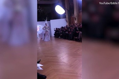 Quang cảnh buổi trình diễn áo cưới của nhà mốt On Aura Tout Vu