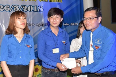 Trao học bổng cho sinh viên khó khăn nhân dịp sinh nhật Đoàn