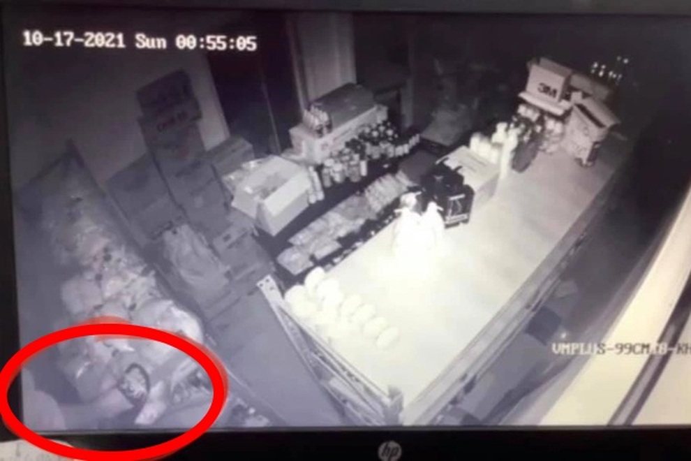 Đôi dép lọt vào camera tố cáo tên trộm chuyên đột nhập siêu thị - 1 Đôi dép lọt vào camera tố cáo tên trộm chuyên đột nhập siêu thị - 1