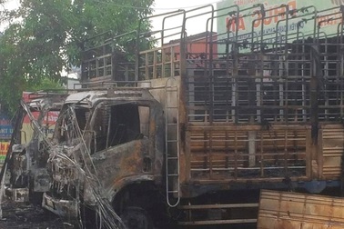 Điều tra vụ việc 2 xe tải bất ngờ bốc cháy trong đêm