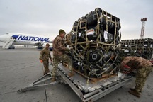 Ukraine lên tiếng sau khi Nga cảnh báo tấn công xe chở vũ khí