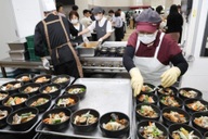 60.000 nhân viên căn tin đình công, học sinh phải ăn bánh mì thay cơm