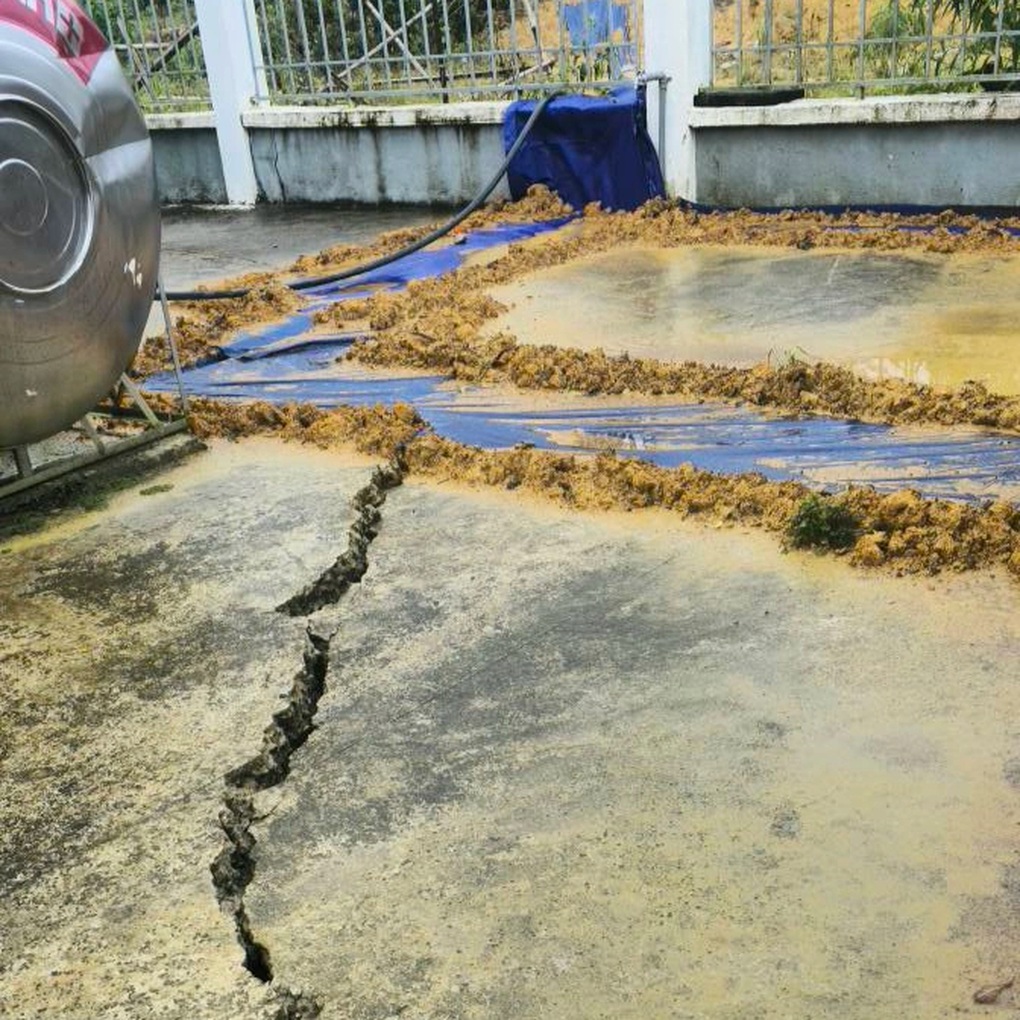 Trụ sở công an xã ở Đà Nẵng lún nứt nghiêm trọng sau mưa bão - 1 Trụ sở công an xã ở Đà Nẵng lún nứt nghiêm trọng sau mưa bão - 1