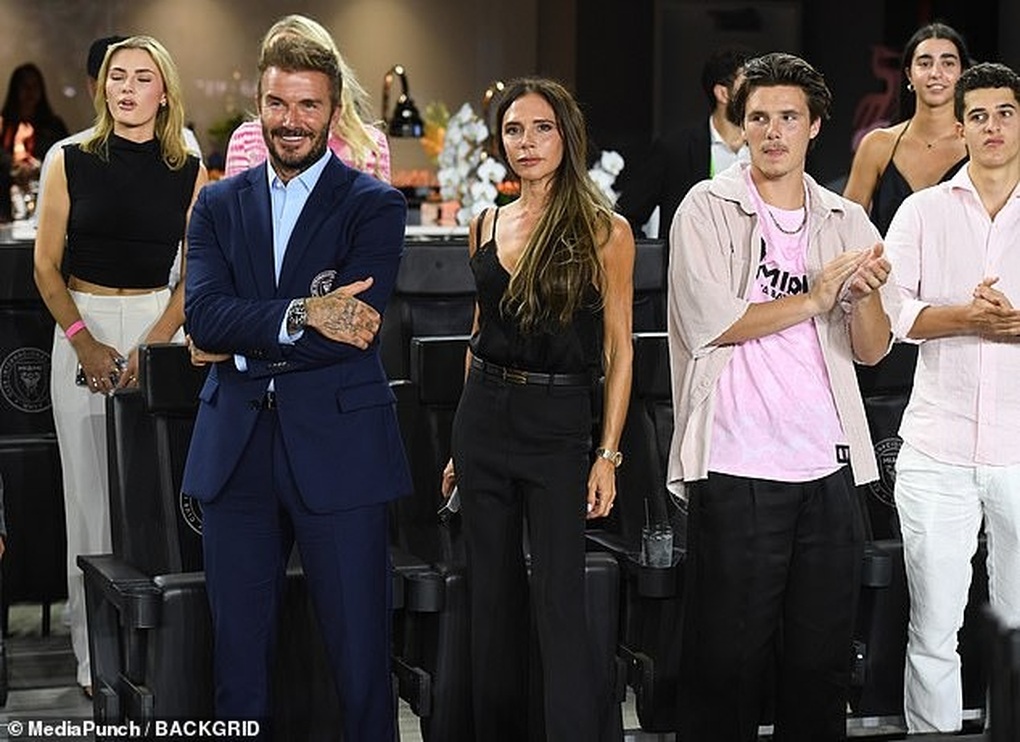 Hộ tống Messi ra sân, cô út Harper Beckham được cha khen ngợi hết lời - 7 Hộ tống Messi ra sân, cô út Harper Beckham được cha khen ngợi hết lời - 7