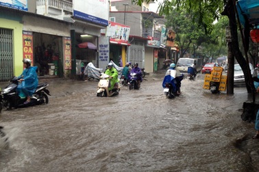 Hà Nội “sũng nước” trong cơn bão số 5
