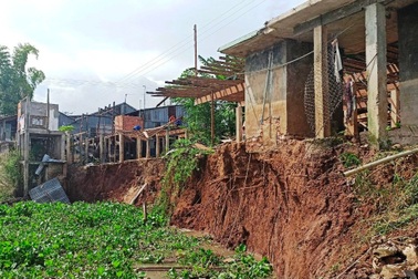 Sạt lở nghiêm trọng bờ sông Châu Đốc, di dời khẩn cấp 6 nhà dân