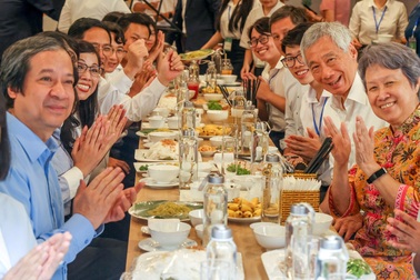 Thủ tướng Việt Nam, Thủ tướng Singapore ăn trưa cùng sinh viên ĐHQG Hà Nội