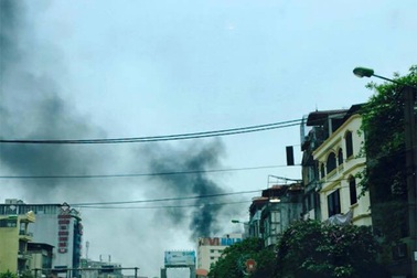 Hà Nội: Cửa hàng dụng cụ thể thao bốc cháy giữa trưa