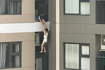 Người phụ nữ lơ lửng ngoài lan can chung cư rồi rơi xuống đất