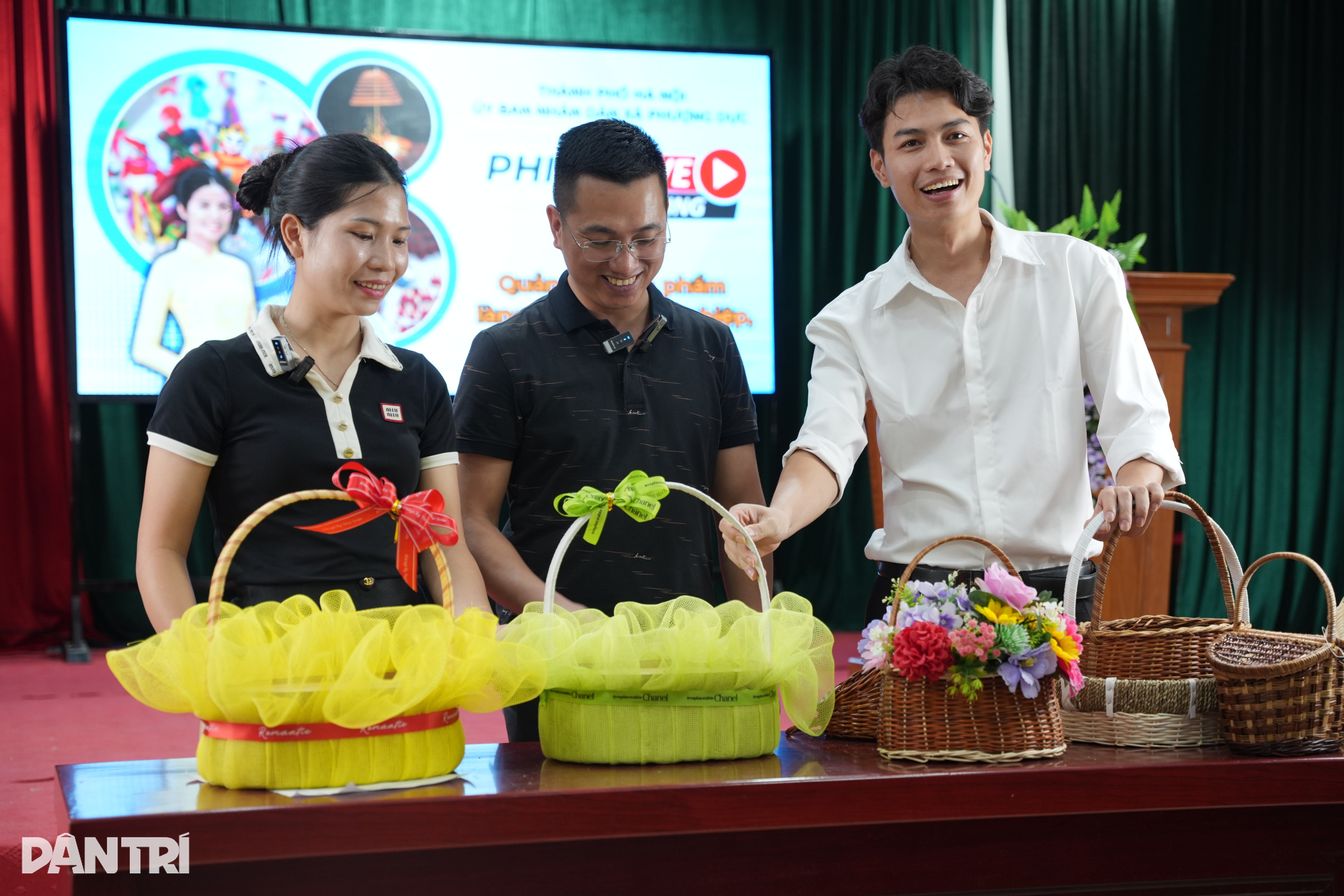 Về nơi cả làng học livestream, nghệ nhân U70 dùng AI quảng cáo - 8