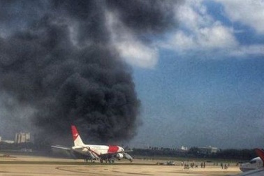 Máy bay chở 100 người bốc cháy trên đường băng, 15 người bị thương