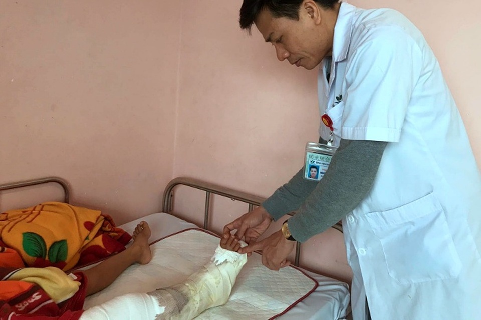 Ngồi chơi trên nền nhà, bé trai 7 tuổi bị máy xúc múc phải dập nát chân - 2 Ngồi chơi trên nền nhà, bé trai 7 tuổi bị máy xúc múc phải dập nát chân - 2