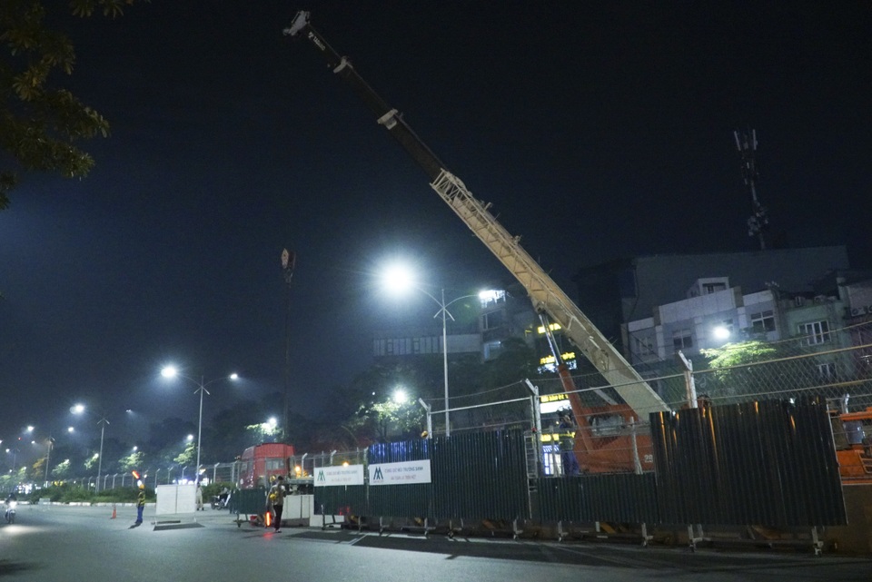 Hà Nội: Công nhân xuyên đêm tháo dỡ hàng rào đường đua F1 - 4 Hà Nội: Công nhân xuyên đêm tháo dỡ hàng rào đường đua F1 - 4