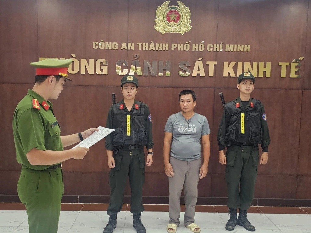 Bắt giam người nuôi nhốt 3 con công lục ở TPHCM - 1 Bắt giam người nuôi nhốt 3 con công lục ở TPHCM - 1